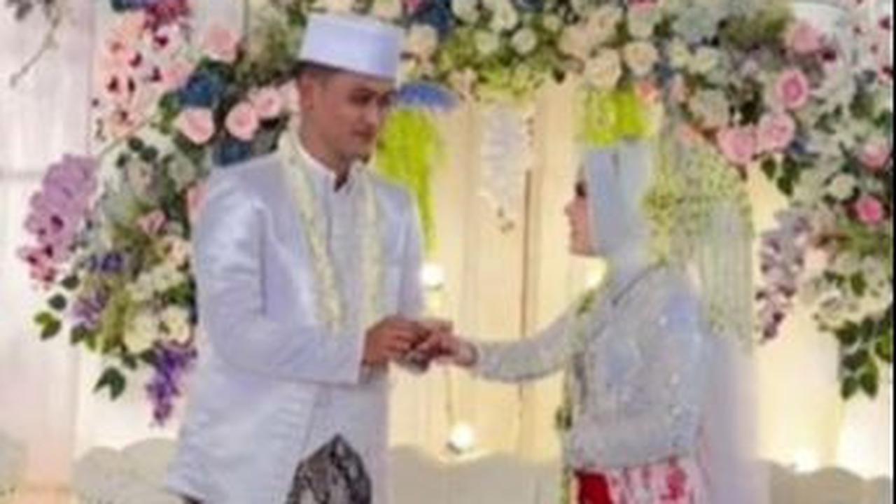 Menikah dengan Guru SMAnya