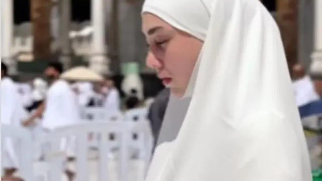 Potret Celine Evangelista Umrah, Suasana Penuh Haru di Tanah Suci