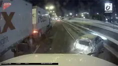 Kamera dashcam mobil merekam detik-detik sebuah mobil lolos dari kecelakaan maut.