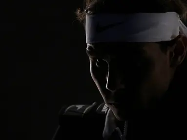 Petenis Spanyol, Rafael Nadal bersiap tampil menghadapi Kevin Anderson pada babak 16 besar BNP Paribas 2015 Masters di Paris, Prancis, Kamis (5/11/2015). (EPA/Yoan Valat)