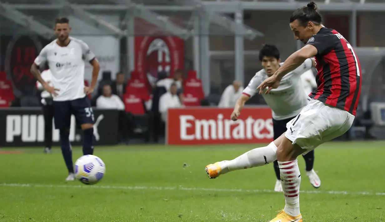 Pemain AC Milan Zlatan Ibrahimovic mencetak gol lewat titik penalti ke gawang Bologna pada pertandingan Serie A di Stadion San Siro, Milan, Italia, Senin (21/9/2020). AC Milan menaklukkan Bologna 2-0. (AP Photo/Antonio Calanni)