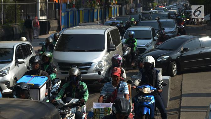 Pengendara padat merayap melewati jalan Cikini Raya, Jakarta, Kamis (1/8/2019). Kemacetan jalan tersebut karena adanya proyek pelebaran trotoar yang direvitalisasi serta penggantian aspal jalan dan volume kendaraan yang cukup tinggi. (merdeka.com/Imam Buhori)