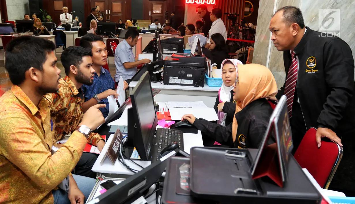 Peserta pemilu mendaftarkan pengajuan gugatan hasil Pemilu 2019 di Gedung Mahkamah Konstitusi, Jumat (24/5/2019). Batas akhir pengajuan gugatan hasil Pileg 2019 pada Jumat, 24 Mei pukul 01.46 WIB, sementara untuk Pemilu Presiden ditutup pada Jumat, 24 Mei pukul 24.00 WIB. (LiPutan6.com/Johan Tallo)