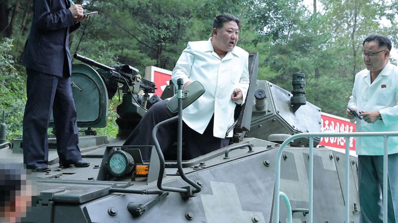 Pada kesempatan tersebut, Kim Jong-un juga menjajal sejumlah kendaraan perang seperti  dalam foto ini.

Dia tampak berdiri di atas kabin kendaraan lapis baja yang mirip dengan Panser Anoa tersebut.