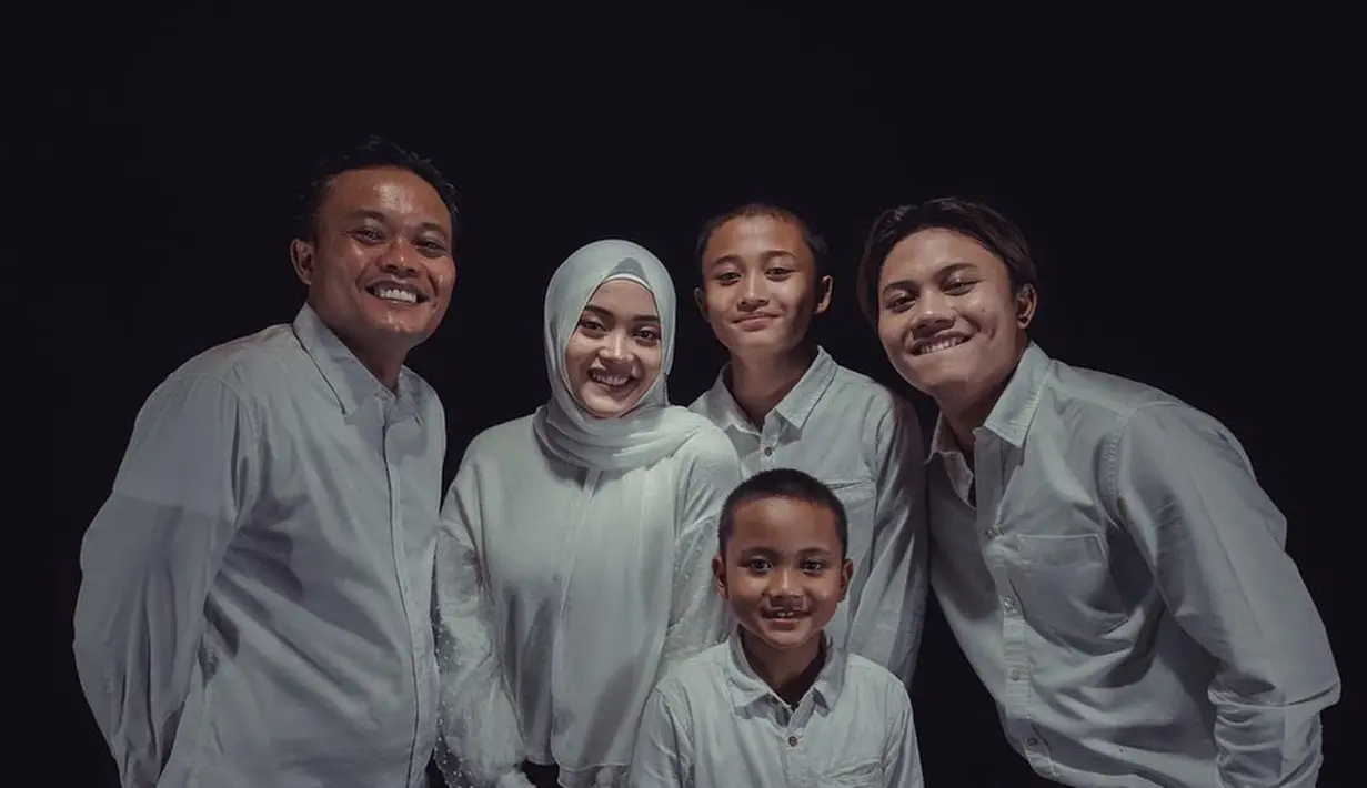 Sule dan anak-anaknya kompak buat tik tok dari foto jadul. (Sumber: Instargam/@ferdian_sule)