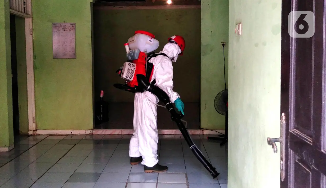 Petugas Palang Merah Indonesia (PMI) Kota Tangerang melakukan penyemprotan Desinfektan di Perumahan Pondok Arum, Karawaci, Tangerang, Rabu (29/1/2020). Penyemprotan dilakukan untuk mencegah bakteri dan  virus yang diakibatkan dari lingkungan yang kotor dari bekas banjir. (merdeka.com/Arie Basuki)