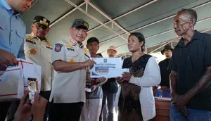Mendagri Sambangi Posko Pengungsian di Nagekeo NTT, Serahkan Bantuan Rp 100 Juta