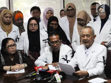 Perwakilan Komunitas Kesehatan Peduli Bangsa, dr Bakta (kanan) memberi keterangan terkait meninggalnya petugas KPPS, Panwaslu, dan polisi saat Pemilu 2019, Jakarta, Kamis (9/5/2019). Mereka menyebut banyaknya petugas yang meninggal sebagai bencana kesehatan nasional. (Liputan6.com/Herman Zakharia)