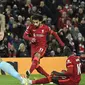 Liverpool berbalik unggul 2-1 pada menit ke-25. Mohamed Salah berhasil memanfaatkan bola muntah hasil tembakan Sadio Mane yang ditepis Martin Dubravka. (AFP/Oli Scarff)