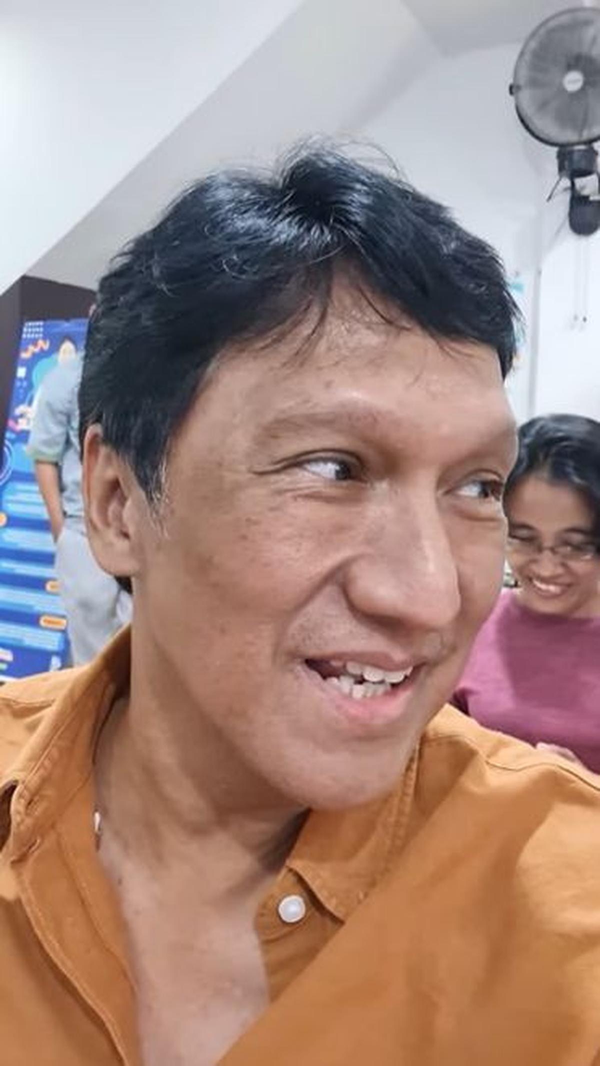 Diketahui bahwa dia telah menunggu selama enam jam untuk sampai giliran antreannya.<br>