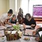 Workshop Membatik Gutta Tamarind di Wisma Duta Besar KBRI Manila. (KBRI Manila)