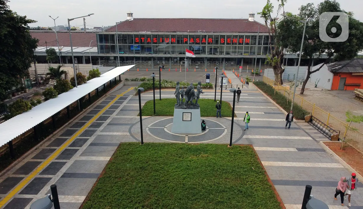 Foto udara memperlihatkan suasana baru pedestrian di kawasan Stasiun Pasar Senen, Jakarta, Kamis (18/6/2020). Renovasi ini bagian dari penataan area integrasi antarmoda untuk memfasilitasi masyarakat, dari dan menuju stasiun serta yang ingin melanjutkan naik bus. (Liputan6.com/Helmi Fithriansyah)