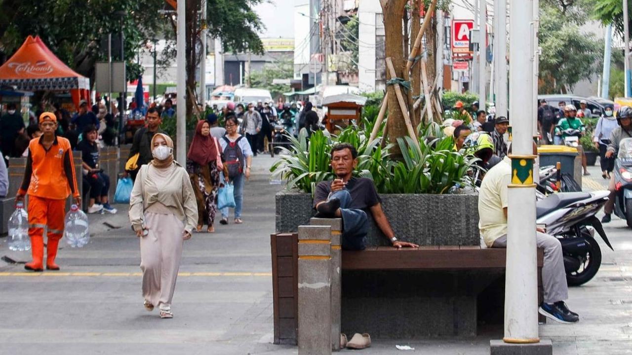 Warga berjalan kaki melewati kawasan Transport Hub Dukuh Atas, Jakarta, Selasa (30/4/2024). Kawasan Simpang Temu Dukuh Atas ini sudah direvitalisasi menjadi kawasan pedestrian dan juga transport hub bagi warga. Foto: Liputan6.com / Herman Zakharia