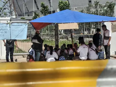 Warga bertahan di tenda pengungsian saat berunjuk rasa di depan gerbang Kampung Susun Bayam, Jakarta Utara, Senin (21/11/2022). Aksi tersebut dilakukan untuk menagih janji PT Jakpro dan Pemprov DKI Jakarta agar warga bisa segera menempati Kampung Susun Bayam secepatnya. (merdeka.com/Iqbal S. Nugroho)