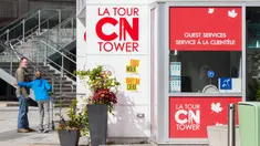 Sebuah konter layanan pengunjung terlihat tutup di pintu masuk CN Tower di Toronto, Kanada, pada 3 Oktober 2020. CN Tower kembali ditutup untuk umum pada Sabtu (3/10) di tengah melonjaknya kasus COVID-19. (Xinhua/Zou Zheng)