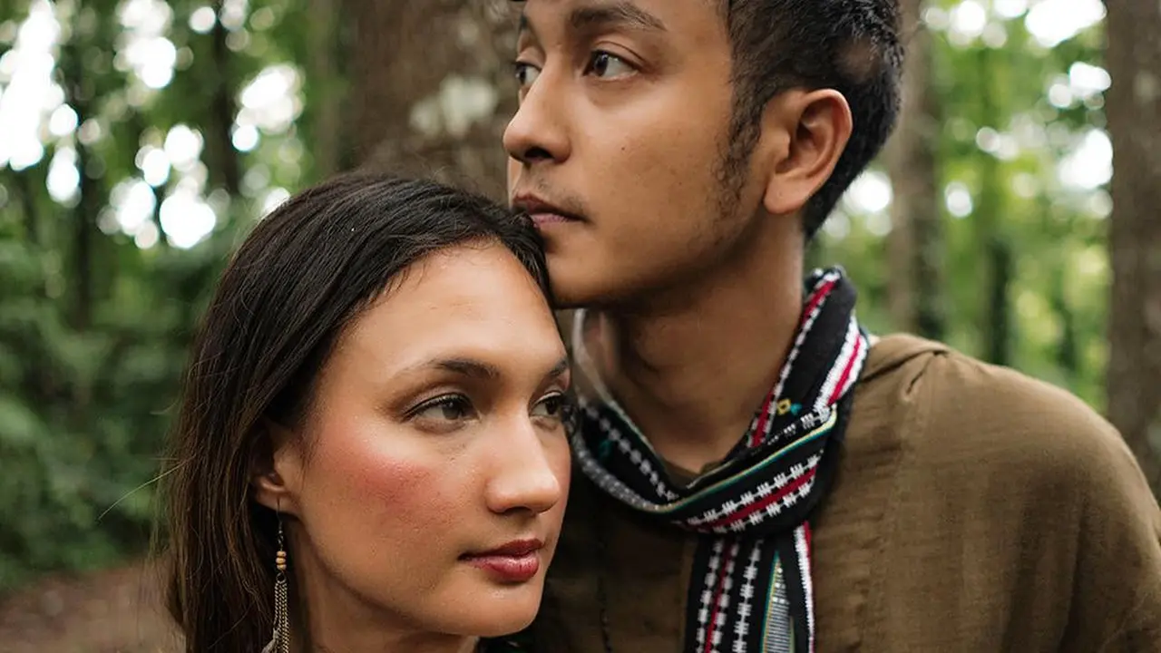 [Bintang] Dari Gaya Hippies Sampai Petualang, Intip Uniknya Prewedding Nadine Chandrawinata dan Dimas Anggara Ini