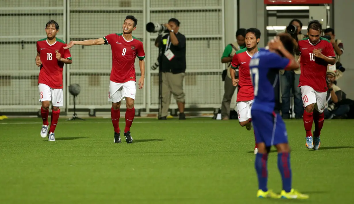 Penyerang timnas Indonesia U-23, Muchlis Hadi Ning Syaifulloh (kedua kiri) melakukan selebrasi usai mencetak gol ke gawang Kamboja pada laga lanjutan Grup A Sea Games 2015 di Stadion Jalan Besar, Singapura, (6/6/2015). (Liputan6.com/Helmi Fithriansyah)