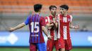Pemain Atletico Madrid U-18, Diego Del Castillo Alonso (kanan) bersitegang dengan pemain Barcelona U-18,  Niko Takahashi Cendagorta saat laga International Youth Championship 2021 di Jakarta International Stadium, Jakarta, Jumat (15/04/2022). (Bola.com/Bagaskara Lazuardi)