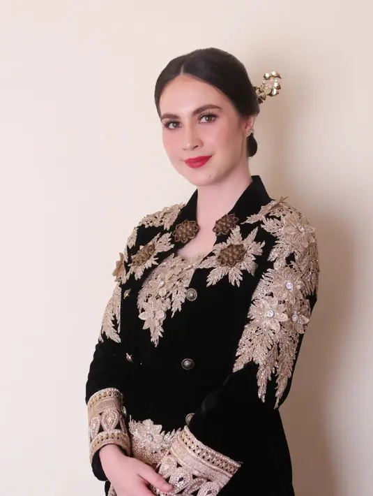 Seperti potret ini, ia memancarkan pesona ala ningrat dalam balutan kebaya velvet warna hitam yang dihiasi bordiran emas. [@arumibachsin_94]
