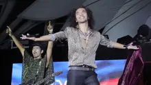 Vokalis Slank, Kaka, bersama Ridho (kiri) dalam konser HUT ke-35 Slank Indonesia Now di GBK, Minggu (23/12). (Bambang Eros/Fimela)