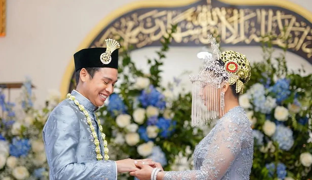 Rambutnya pun dihiasi dengan melati di bagian sanggulnya. [@sandiuno]