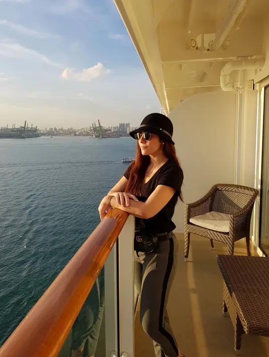 Liburan di atas kapal pesiar nan mewah Wulan Guritno mengenakan outfit serba hitam. Mulai dari kaos, tas pinggang dan topi yang dikenakan berwarna hitam. Meski sedang liburan, Wulan tetap tampil seksi. (Instagram)