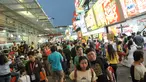 Pengunjung memadati Jakarta Fair Kemayoran 2017 di JIExpo, Kemayoran, Jakarta, Senin (19/6). Acara tahunan dalam rangka merayakan HUT Kota Jakarta tersebut diikuti sekitar 2700 peserta pameran dan dimeriahkan musisi Tanah Air. (Liputan6.com/Yoppy Renato)
