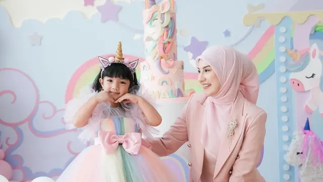 Irish Bella memilih mengenakan baju soft pink saat merayakan Ulang Tahun Amala. [@_irishbella_]