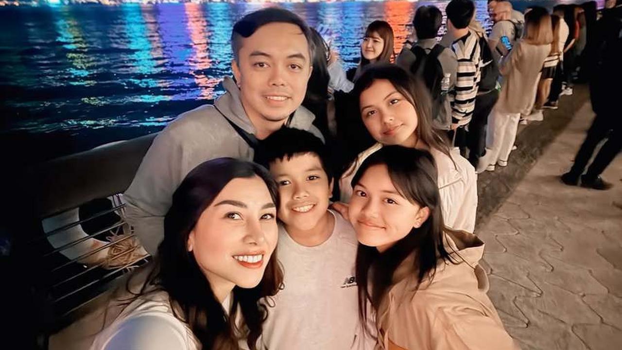 8 Potret Nisya Ahmad Liburan Bareng Mantan Suami dan Anak, Tetap Kompak - Foto Bersama