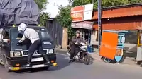 Bak Spiderman, Aksi Petugas Dishub Depok Coba Hentikan Mobil Overload Viral di Medsos