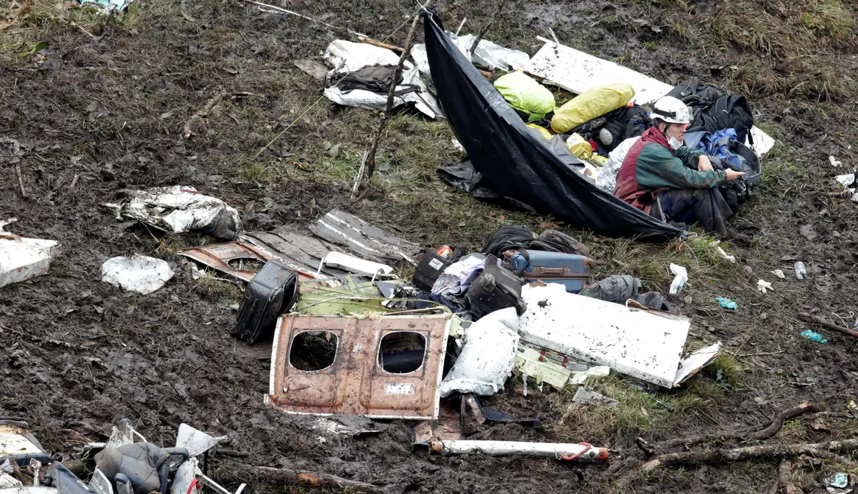 Seorang petugas tim SAR duduk di dekat puing pesawat penumpang carteran yang jatuh dekat kota Medellin, Kolombia, Selasa (29/11). Pesawat itu tiba-tiba menghilang dari radar pada Senin (28/11) sekitar pukul 22.00 waktu setempat (REUTERS/Jaime Saldarriaga)