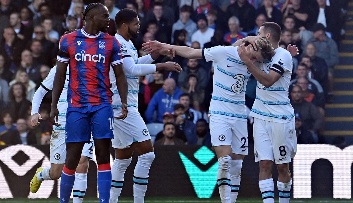 Saat laga hampir berakhir imbang 1-1, Chelsea berhasil memecah kebuntuan lewat aksi pemain pengganti Conor Gallagher. Pemain yang musim lalu dipinjamkan ke Crystal Palace ini berhasil mencetak gol kemenangan pada menit ke-89 dengan tembakan terukur dari depan kotak penalti usai menerima umpan Christian Pulisic. (AFP/Glyn Kirk)