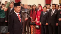 Letjen purnawirawan Sutiyoso saat pengambilan sumpah jabatan sebagai kepala BIN di Istana Negara, Jakarta, Rabu (8/7/2015). Sutiyoso resmi menjabat sebagai Kepala BIN baru menggantikan Marciano Norman. (Liputan6.com/Faizal Fanani)