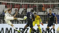 Bek timnas Prancis Samuel Umtiti memblok tendangan striker timnas Jerman Thomas Mueller dalam laga UEFA Nations League di Munchen, Jerman, Jumat (7/9/2018). (AP Photo / Michael Probst)