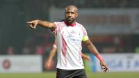 Pemain Persipura Jayapura, Boaz Solossa saat bersama timnya melawan Persija Jakarta pada Liga 1 2017 di Stadion Patriot, Bekasi, (8/7/2017). Persija bermain imbang 1-1. (Bola.com/Nicklas Hanoatubun) 