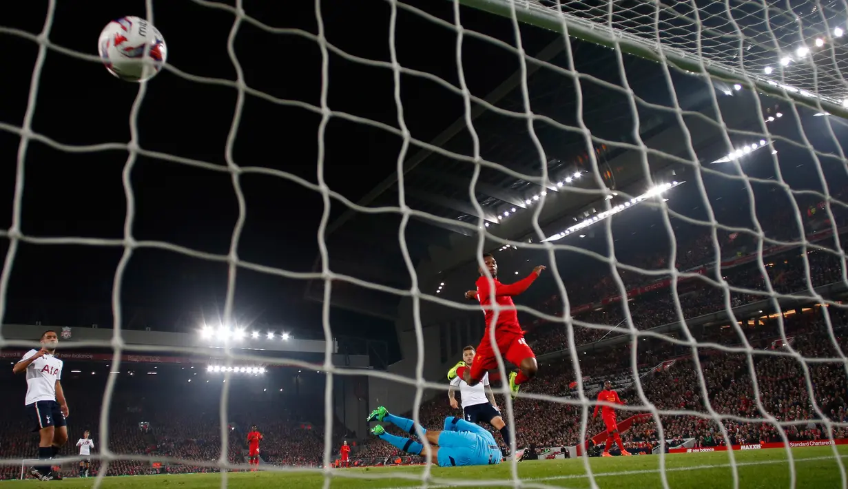 Penyerang Liverpool, Daniel Sturridge berhasil membobol gawang Hotspur pada pertandingan babak 16 besar Piala Liga Inggris, Liverpool melawan Tottenham Hotspur di Stadion Anfield, Liverpool, Inggris (25/10). (Reuters/Phil Noble)