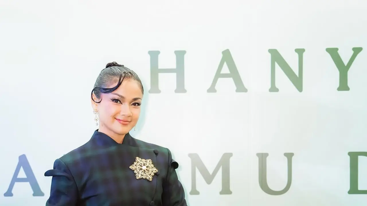 Elegan dan Penuh Karisma, Nirina Zubir Tampil Memukau dalam Beskap Kotak-Kotak di Gala Premiere Film Terbarunya