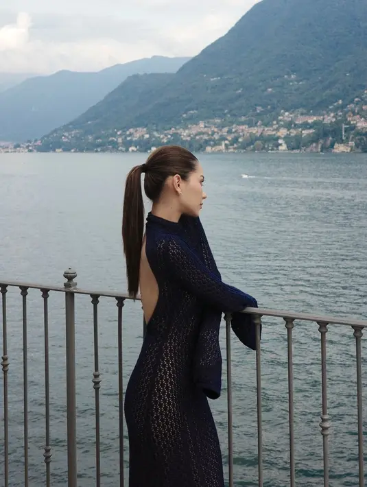 Namun bukan dress mahal yang ia kenakan, melainkan dress seharga Rp1,8jutaan dari Meshki [@alyssadaguise]