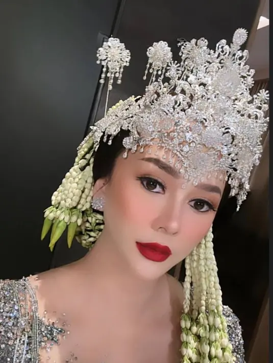 <p>Untuk makeup, Aura Kasih memilih gaya flawless dengan lipstick merah. Penampilan Aura Kasih ini membuat publik jadi pangling. [Foto: instagram.com/aurakasih]</p>