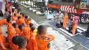Polisi wanita (polwan) mengajarkan tertib lalu-lintas kepada anak-anak TK ABA Uswatun Hasanah Tembalang saat kunjungan ke Polrestabes Semarang, Selasa (9/4). Acara ini wujud nyata kepedulian Polri kepada masyarakat khususnya anak-anak. (Liputan6.com/Gholib)