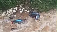 Detik-Detik Sepeda Motor Karyawan di Puncak Bogor Hanyut Usai Nekat Terobos Sungai Meluap