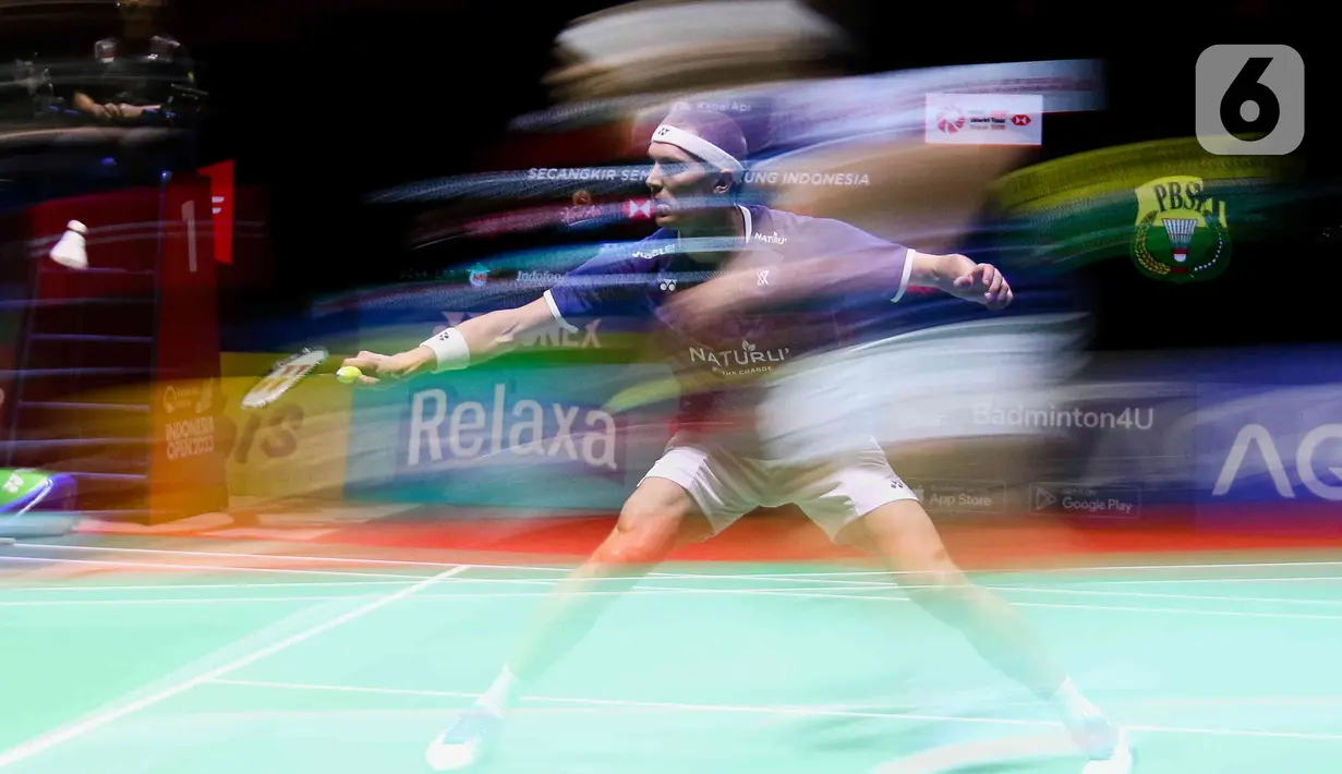 Tunggal putra nomor 1 dunia itu berhasil menembus ke final Indonesia Open 2023 setelah mengalahkan Prannoy HS dari India. (Liputan6.com/Herman Zakharia)