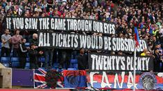 Suporter  Crystal Palace membentangkan spanduk tanda protes  penjualan ticket saat Laga Liga Inggris di Selhurst Park, Sabtu (3/10/2015). Crystal Palace menang 20 atas WBA. Action Images via Reuters / Matthew Childs  