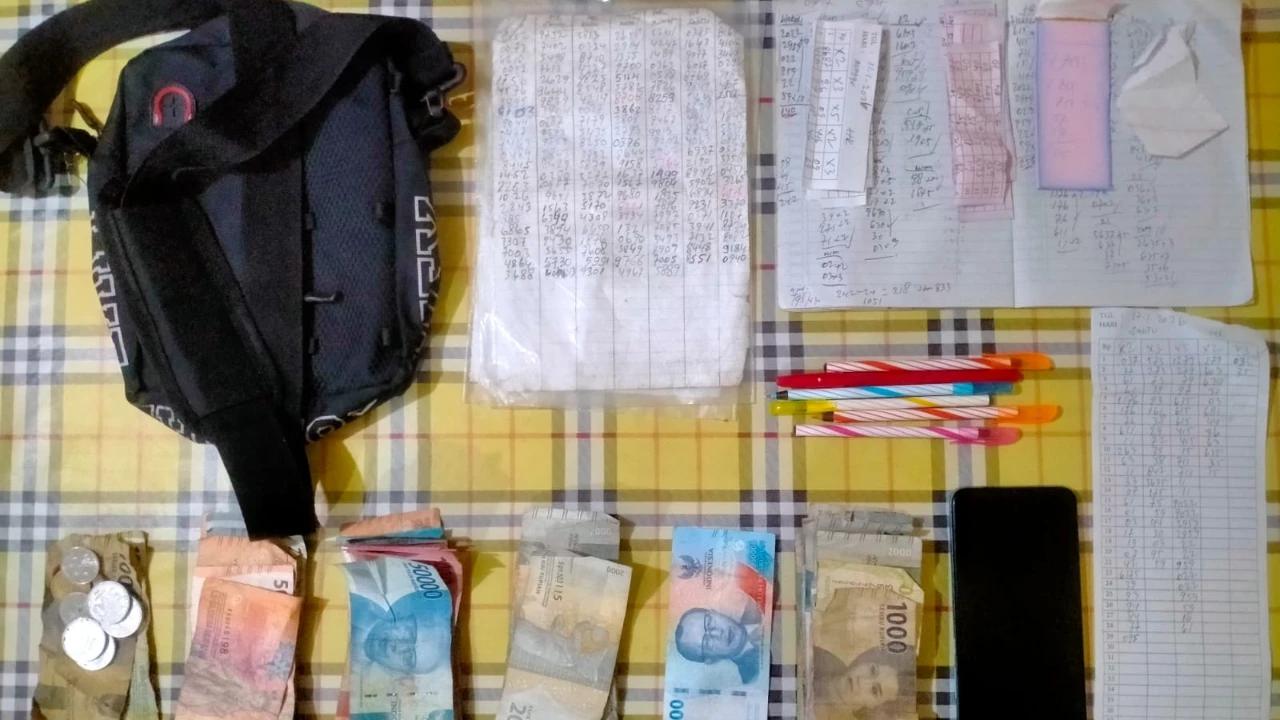 Bandar Togel di Langkat Diciduk Polisi, Uang Tunai dan Buku Rumus Disita
