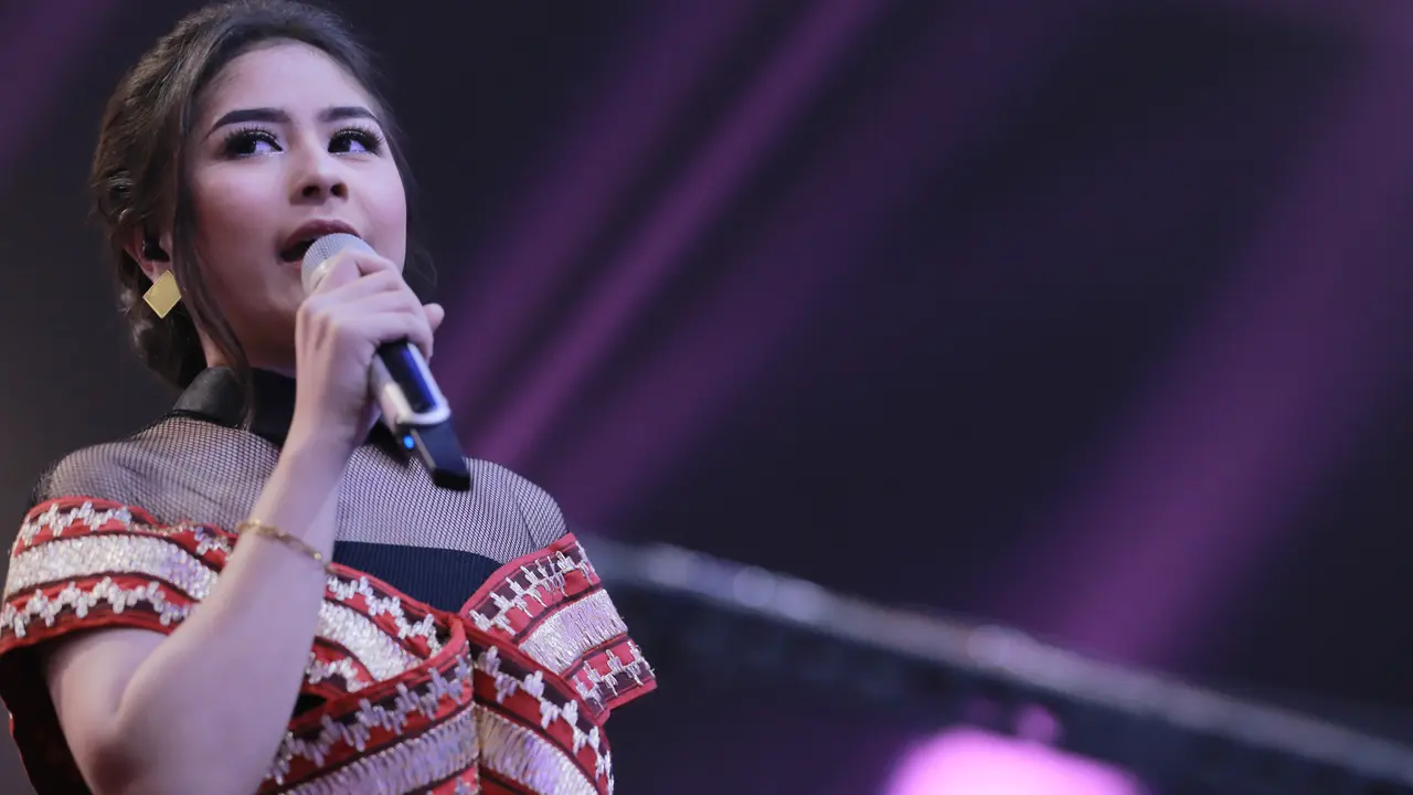 [Bintang] Prilly Latuconsina