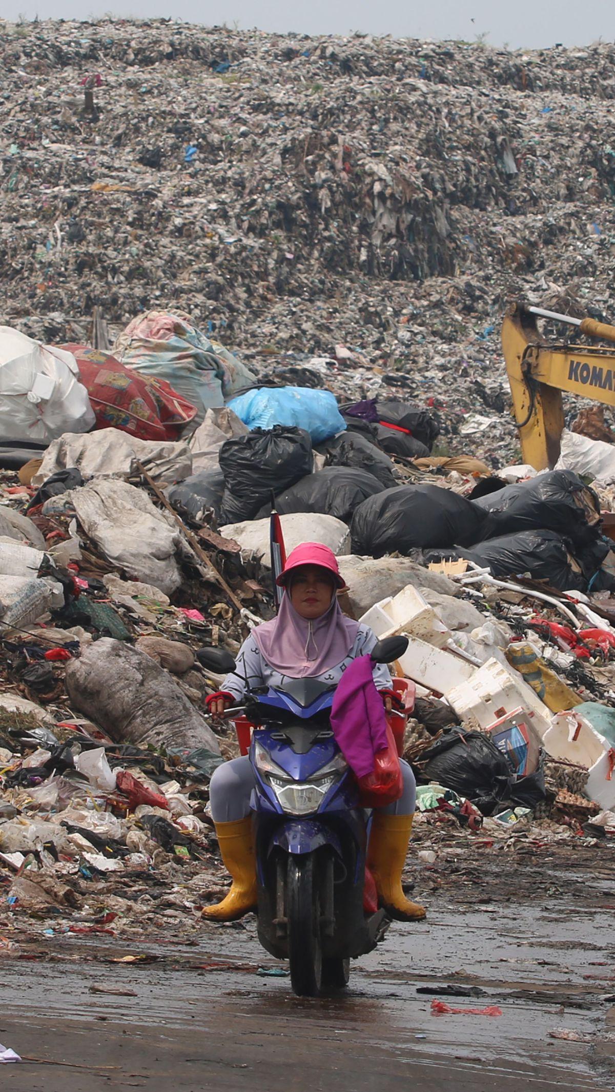 Tinggi gunung sampah di TPST Bantar Gebang ini sudah setara gedung 16 lantai.&nbsp;Merdeka.com/Arie Basuki
