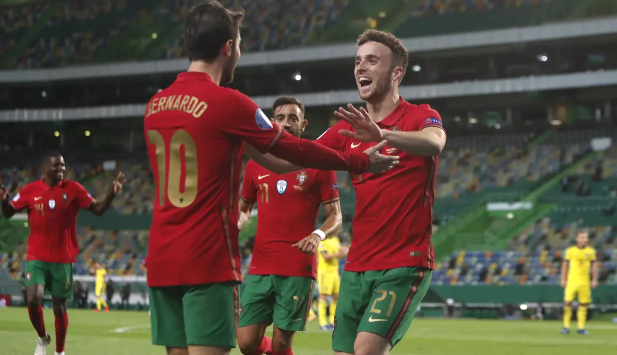 Pemain Portugal Bernardo Silva (kiri) merayakan bersama rekan setimnya Diogo Jota usai mencetak gol ke gawang Swedia pada pertandingan UEFA Nations League di Stadion Jose Alvalade, Lisbon, Portugal, Rabu (14/10/2020). Portugal menang 3-0. (AP Photo/Armando Franca)