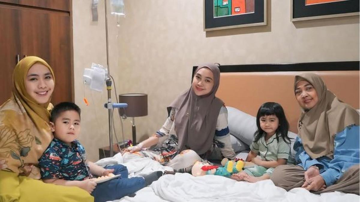 Jenguk Ria Ricis, 5 Potret Oki Setiana Dewi Kumpul Keluarga Bareng Ibu dan Adik-Adiknya Sepulang dari Mesir