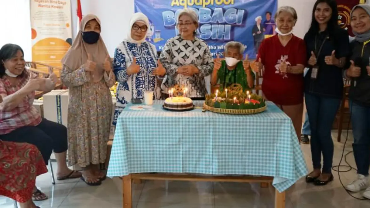 Menghibur dan Berbagi Kasih dengan Oma Opa di Panti Werdha Wisma Mulia