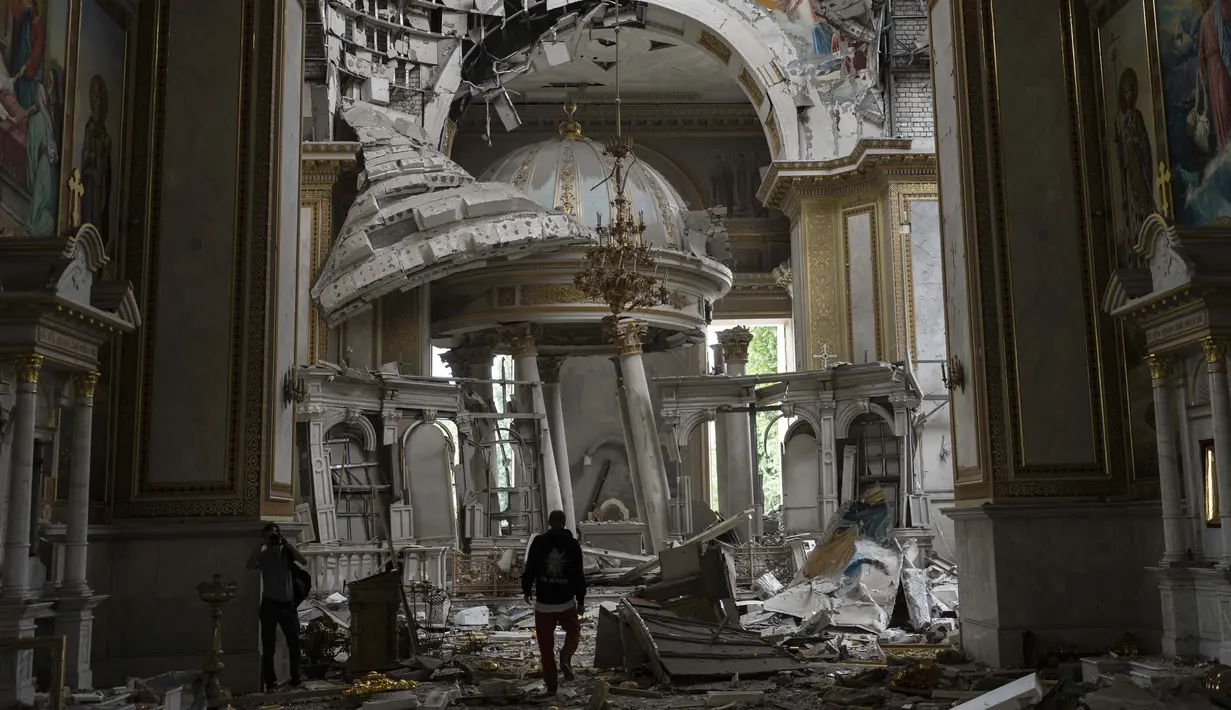Personel gereja memeriksa kerusakan di dalam Katedral Transfigurasi Odesa menyusul serangan rudal Rusia di Odesa, Ukraina, Minggu (23/7/2023). (AP Photo/Jae C. Hong)
